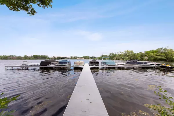 1132 Chelsea CT, New Brighton, MN 55112