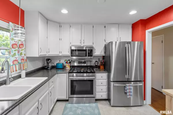 5741 Oak Brook RD, Davenport, IA 52806