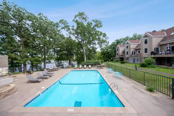 1132 Chelsea CT, New Brighton, MN 55112