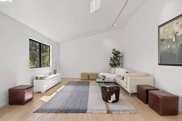 7725 Skyline Blvd, Oakland, CA 94611