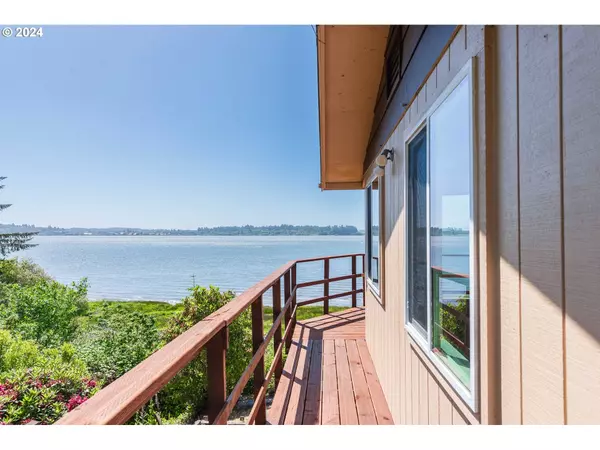 94024 E SHORE DR, North Bend, OR 97459