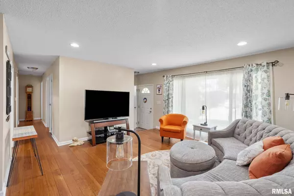 5741 Oak Brook RD, Davenport, IA 52806