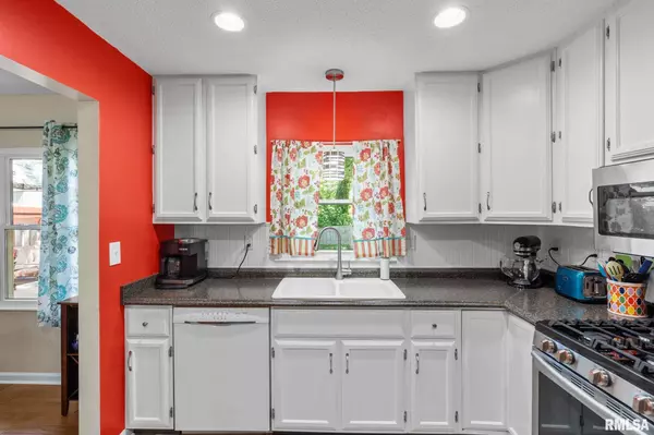 5741 Oak Brook RD, Davenport, IA 52806