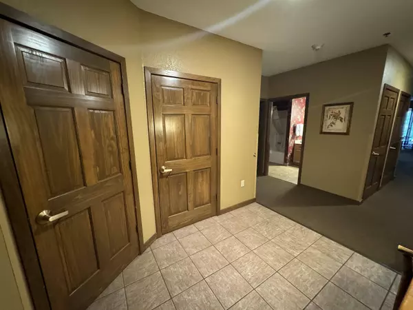 350 E Hiawatha Drive #202, Wisconsin Dells, WI 53965