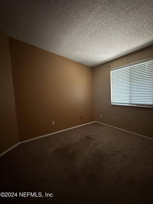 8355 KNOTTS LANDING DR E, Jacksonville, FL 32244