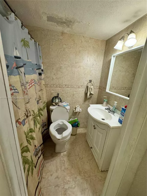 1950 W 56th St #2212D, Hialeah, FL 33012