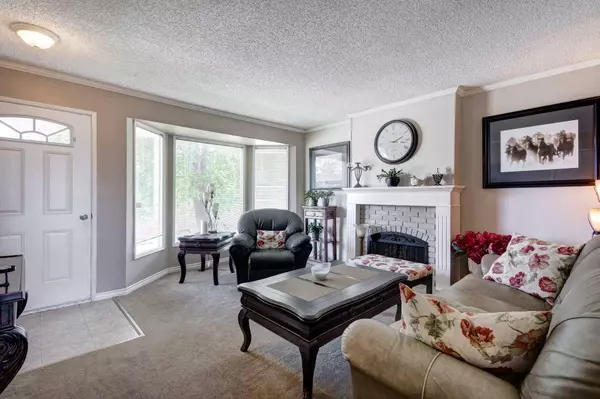 4243 Doverview DR SE, Calgary, AB T2B 1Z4