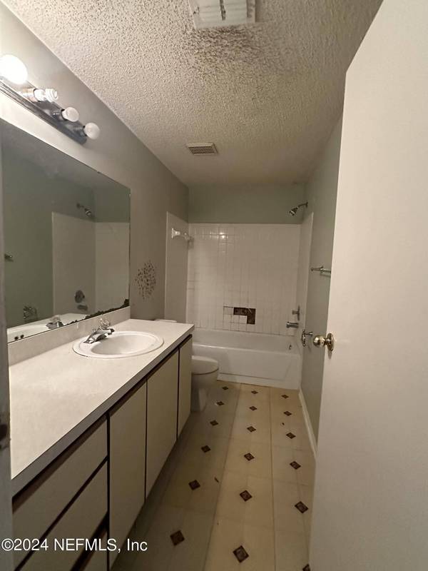 8355 KNOTTS LANDING DR E, Jacksonville, FL 32244