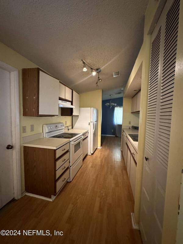8355 KNOTTS LANDING DR E, Jacksonville, FL 32244
