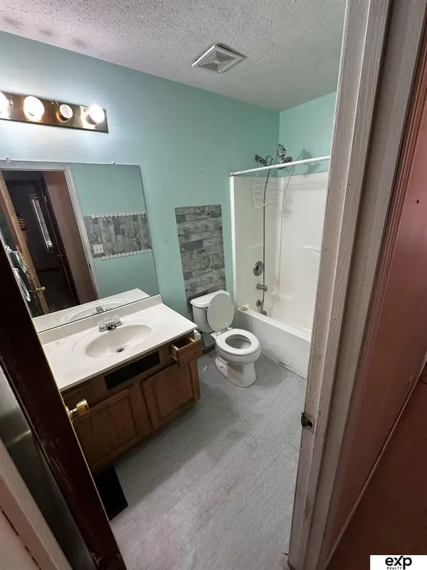 7935 vernon Avenue, Omaha, NE 68134