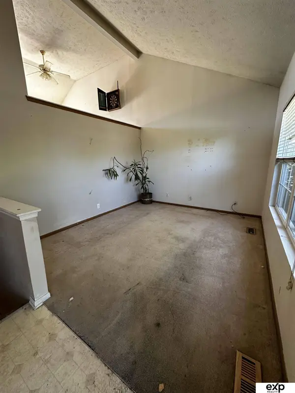 7935 vernon Avenue, Omaha, NE 68134