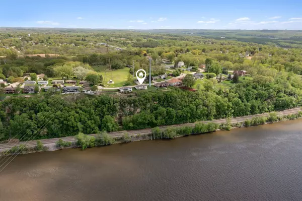 1005 Hiawatha Drive, East Dubuque, IL 61025