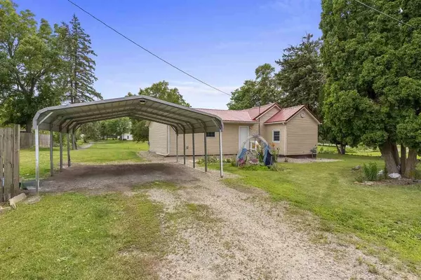 2805 Columbus St, Columbus City Name, IA 52737