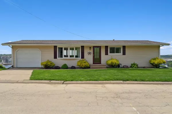 1005 Hiawatha Drive, East Dubuque, IL 61025