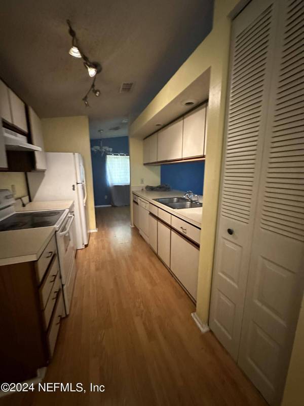 8355 KNOTTS LANDING DR E, Jacksonville, FL 32244