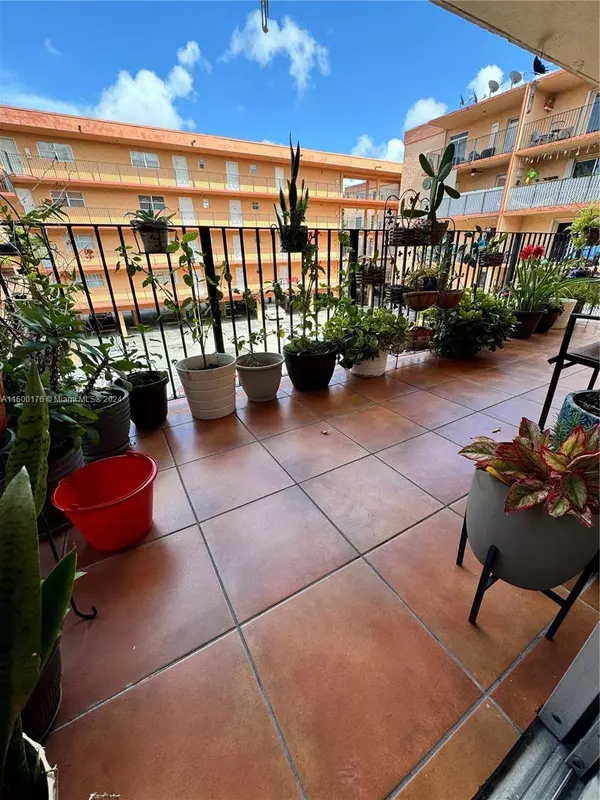 1950 W 56th St #2212D, Hialeah, FL 33012