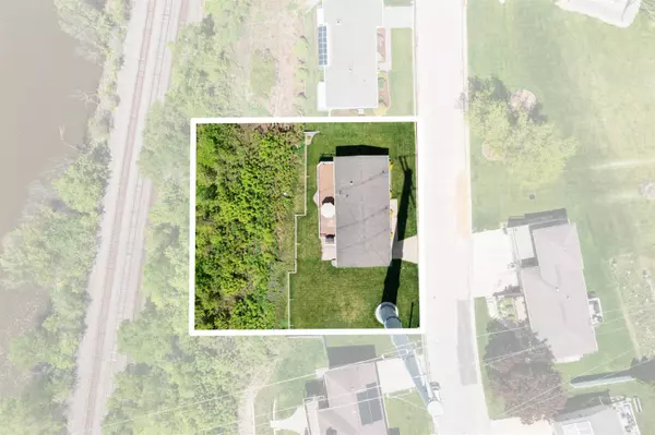 1005 Hiawatha Drive, East Dubuque, IL 61025