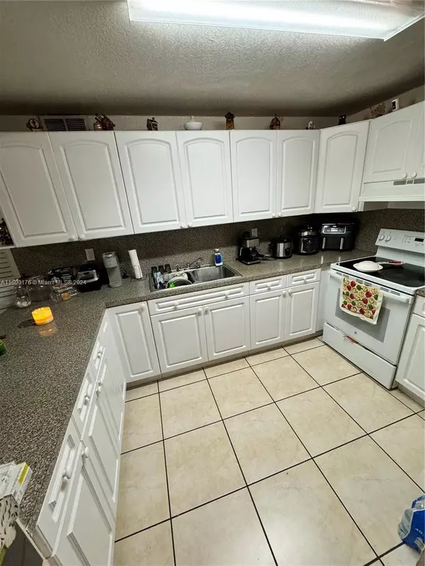 1950 W 56th St #2212D, Hialeah, FL 33012