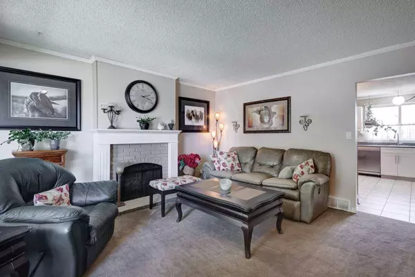 4243 Doverview DR SE, Calgary, AB T2B 1Z4