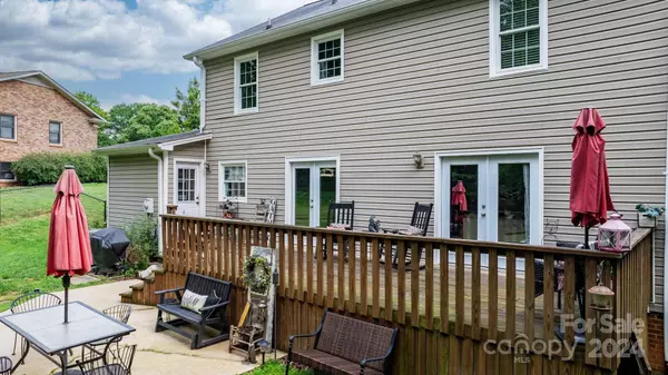 880 37th AVE NE, Hickory, NC 28601