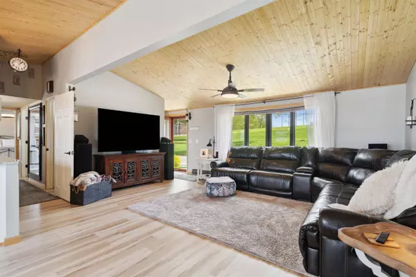 1005 Hiawatha Drive, East Dubuque, IL 61025