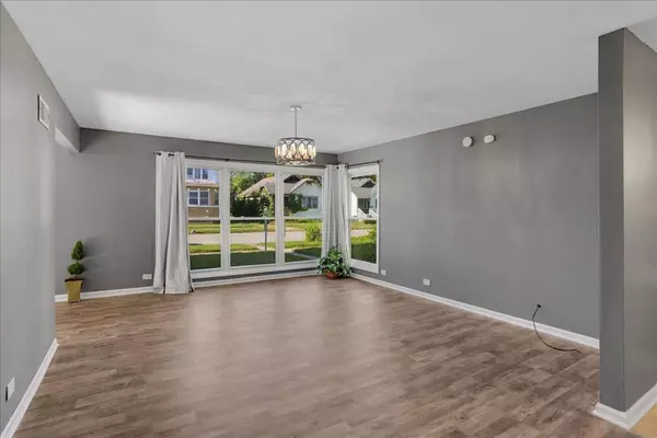 295 E 148th PL, Harvey, IL 60426