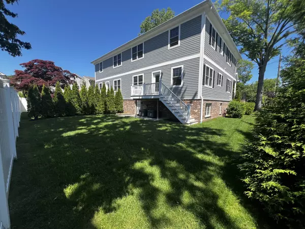 102 Webster Ave, Harrison, NY 10528-2950