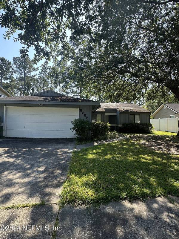 8355 KNOTTS LANDING DR E, Jacksonville, FL 32244