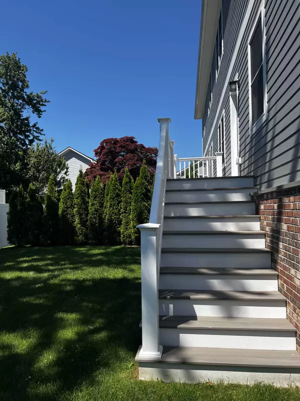 102 Webster Ave, Harrison, NY 10528-2950