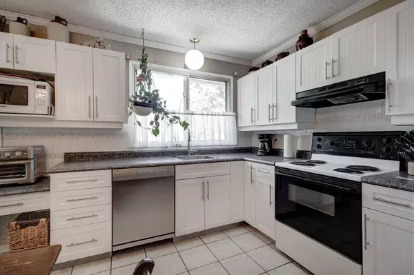 4243 Doverview DR SE, Calgary, AB T2B 1Z4