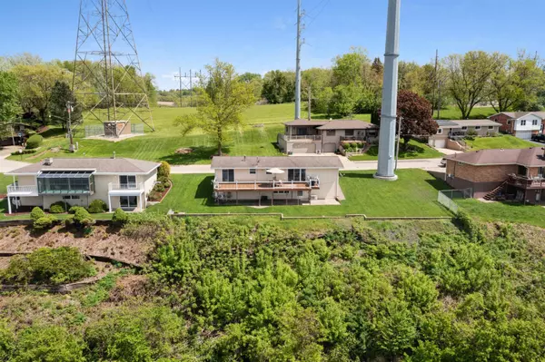 1005 Hiawatha Drive, East Dubuque, IL 61025