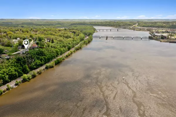 1005 Hiawatha Drive, East Dubuque, IL 61025