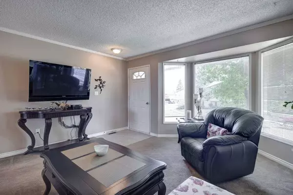 4243 Doverview DR SE, Calgary, AB T2B 1Z4