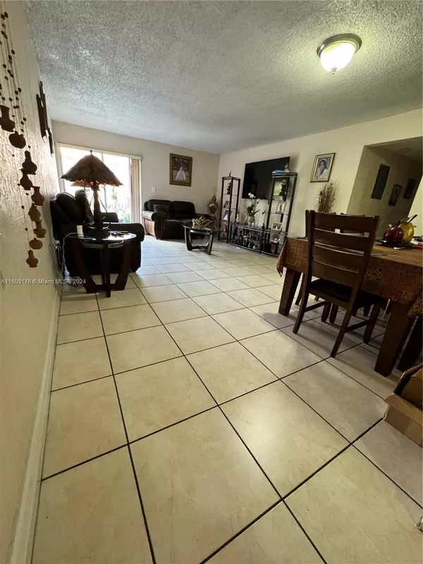 1950 W 56th St #2212D, Hialeah, FL 33012