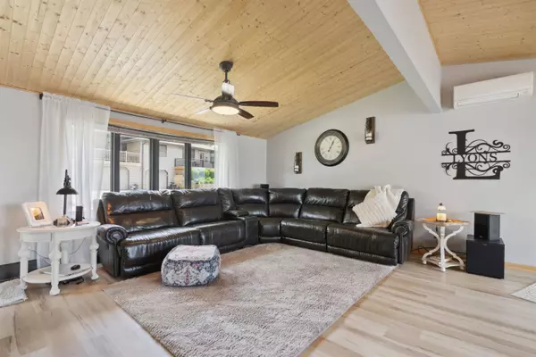 1005 Hiawatha Drive, East Dubuque, IL 61025