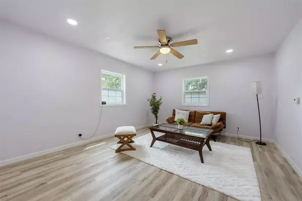 2805 Columbus St, Columbus City Name, IA 52737