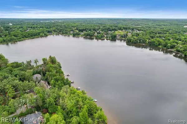 5502 Arbor Bay Drive, Brighton, MI 48116