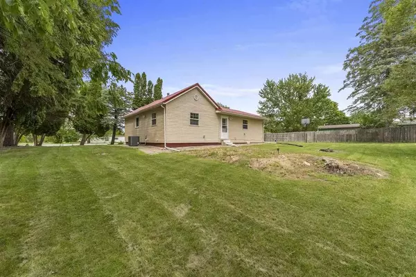 2805 Columbus St, Columbus City Name, IA 52737