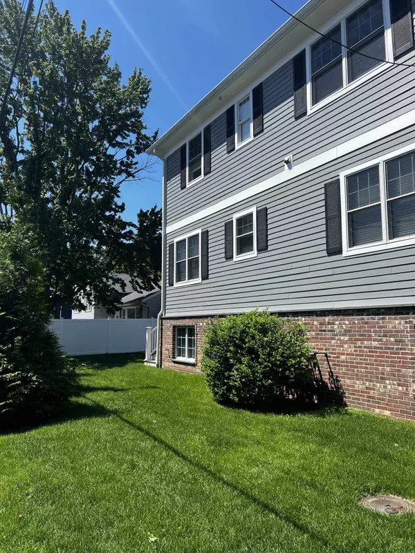 102 Webster Ave, Harrison, NY 10528-2950