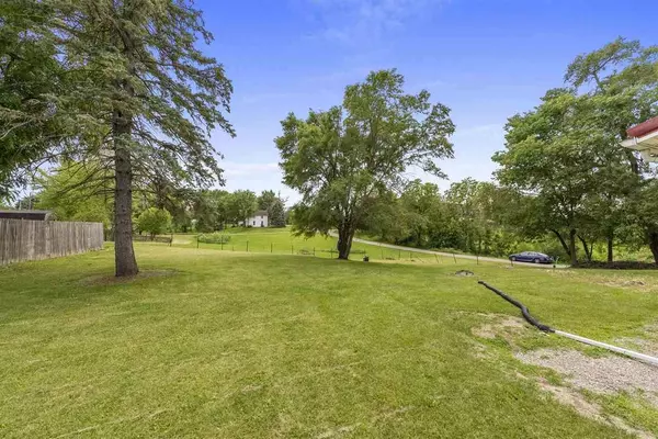 2805 Columbus St, Columbus City Name, IA 52737