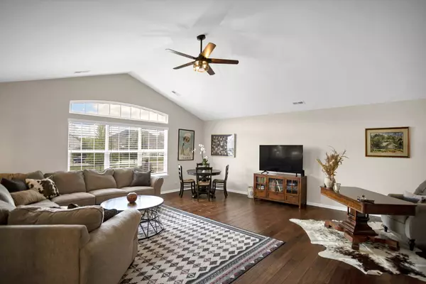 2637 Maple CIR #2637, West Dundee, IL 60118