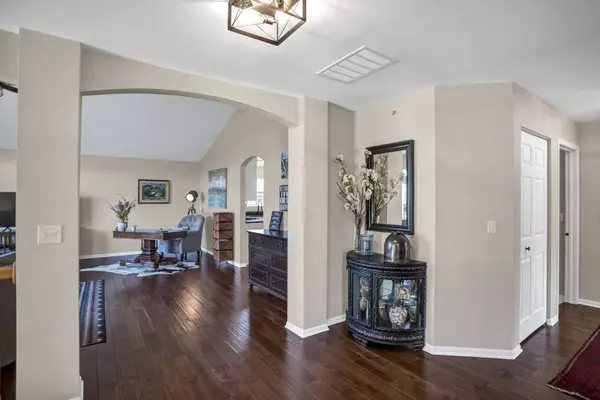 2637 Maple CIR #2637, West Dundee, IL 60118