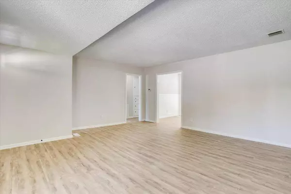 2527 E Sennett St, Wichita, KS 67211