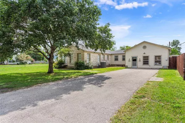 807 E Henry Street, Hamilton, TX 76531