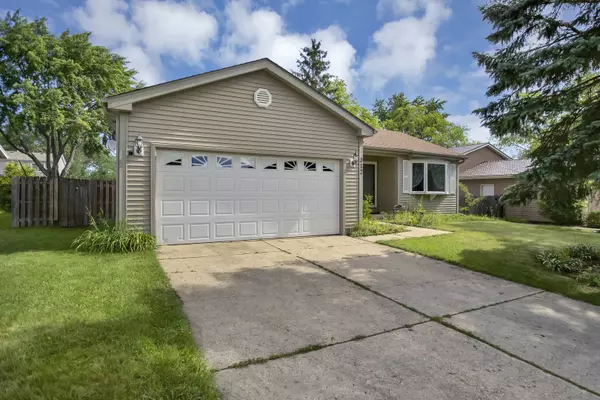 312 Exmoor DR, Streamwood, IL 60107