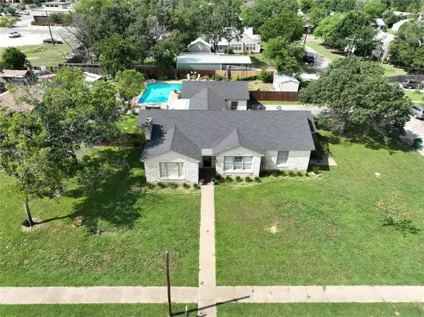 807 E Henry Street, Hamilton, TX 76531