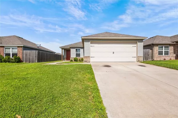 5018 W Claxton Cir, Fayetteville, AR 72704