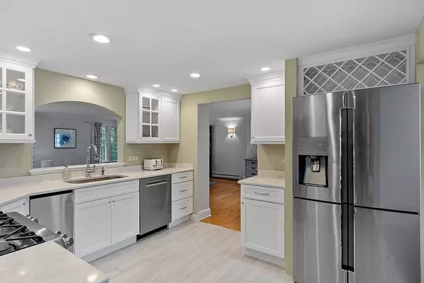 3 Poplar Ter, Andover, MA 01810