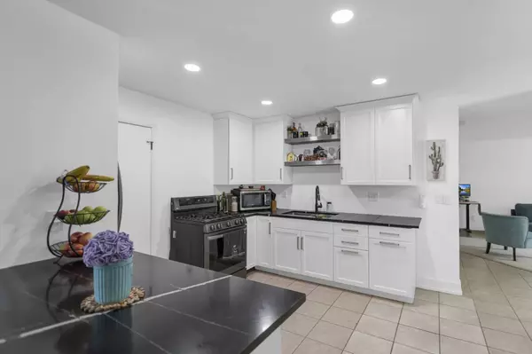 312 Exmoor DR, Streamwood, IL 60107