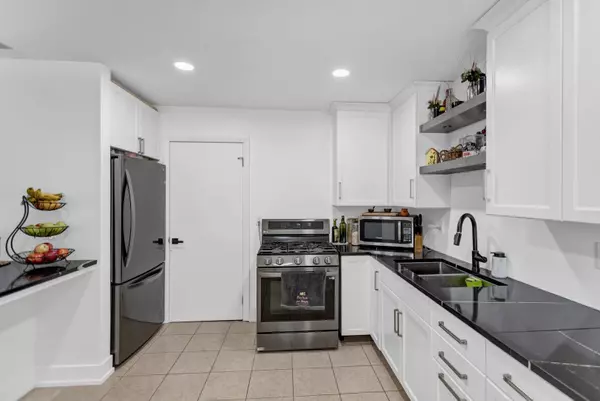 312 Exmoor DR, Streamwood, IL 60107